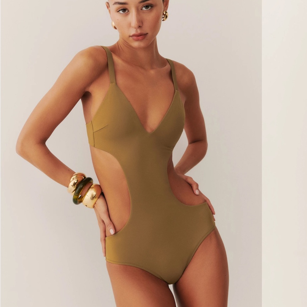 NWT Reformation cut out one piece swimsuit in olive🍸